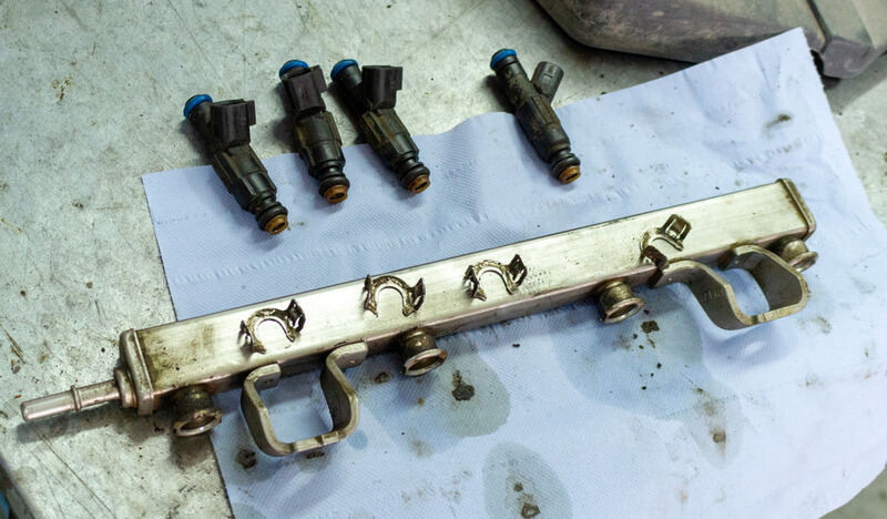 Fuel injectors and fuel rail