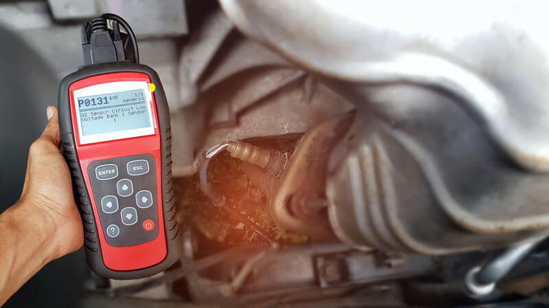 Auto mechanic reading O2 sensor-related DTC code
